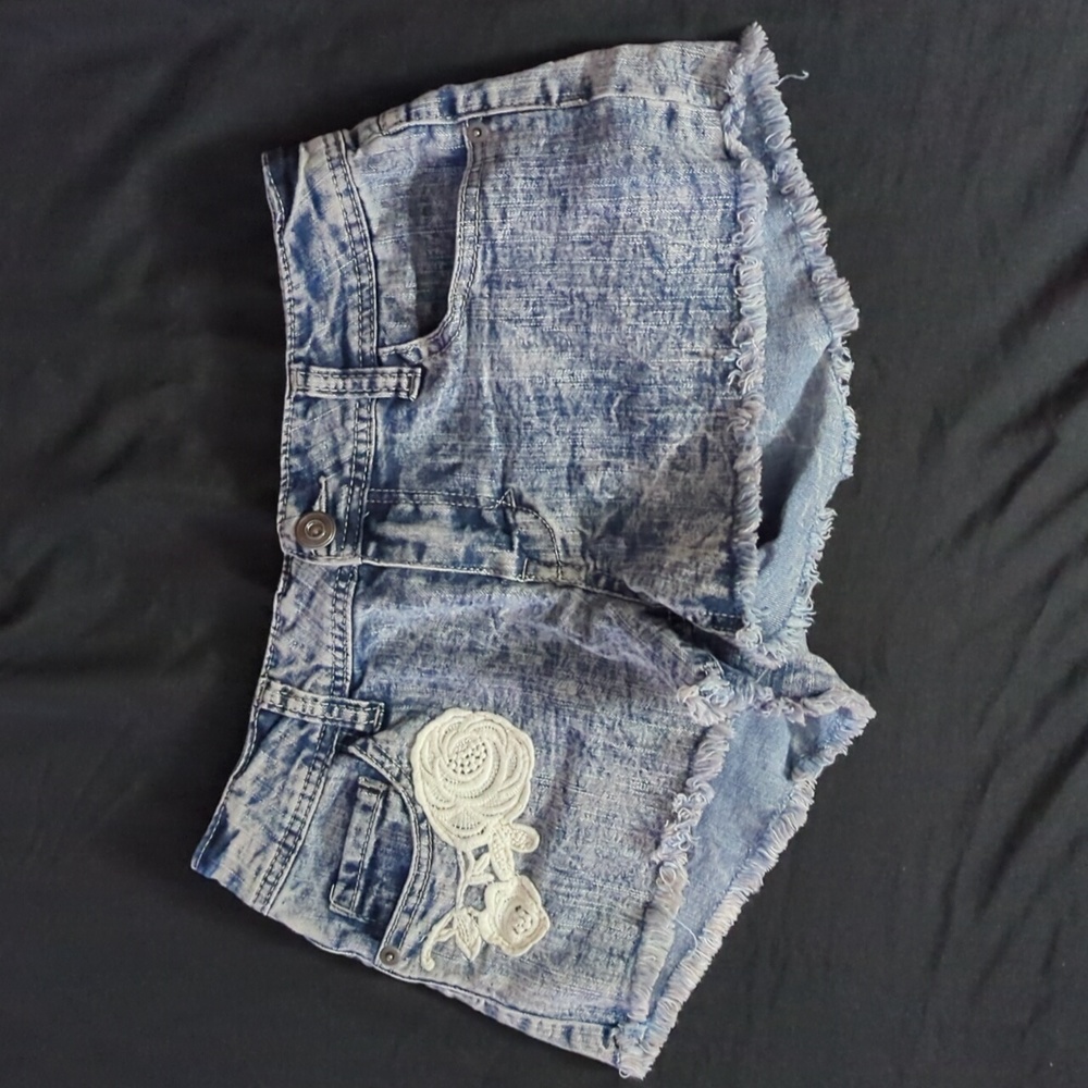 Juniors Size 5 Light Wash Jean Shorts W/ Floral Accent